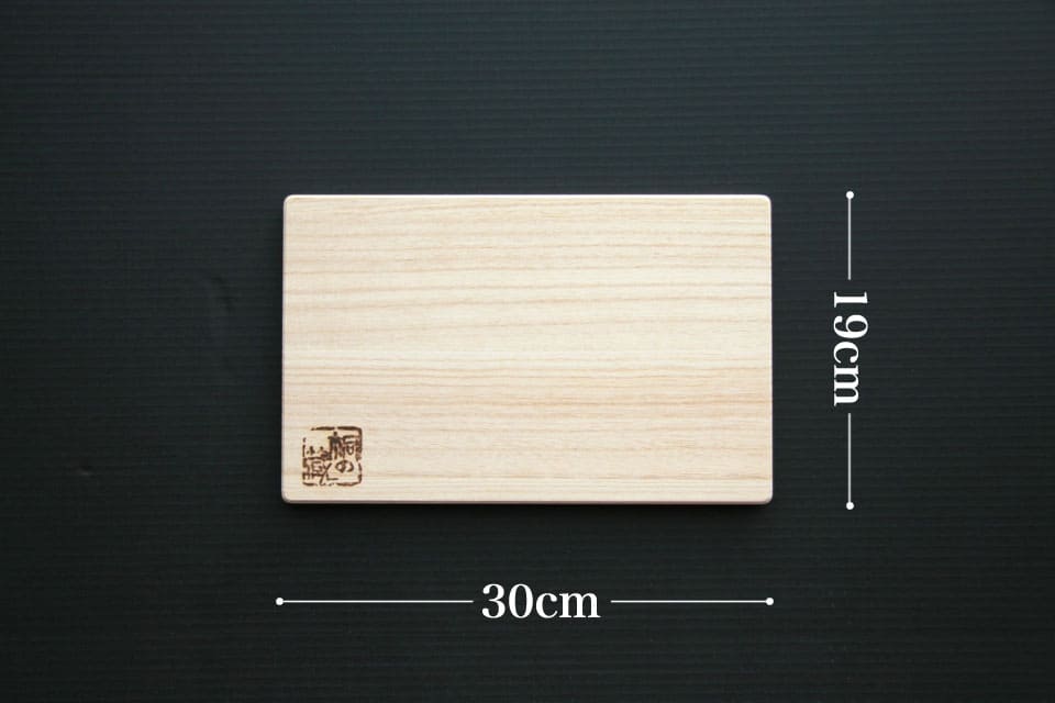 桐まな板の小サイズの寸法は、幅30ｃｍ×奥19ｃｍ×1.5ｃｍ。重さは230ｇ
